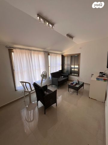 בית פרטי/ קוטג', החרוב 1, שקד