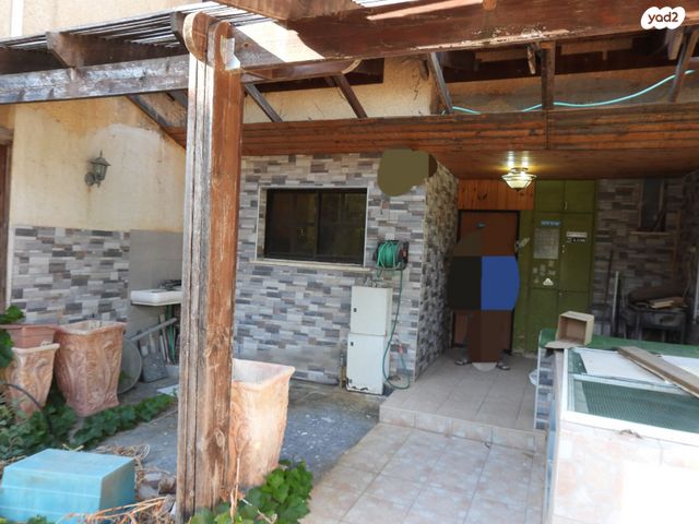 דו משפחתי, הצבעונים 11, גמלא, קצרין