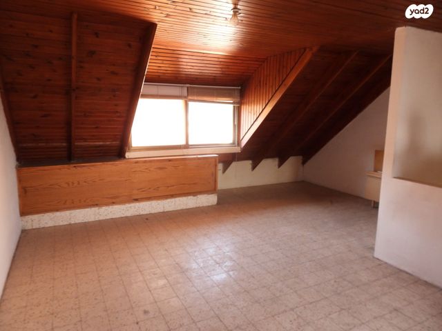 דו משפחתי, הצבעונים 11, גמלא, קצרין