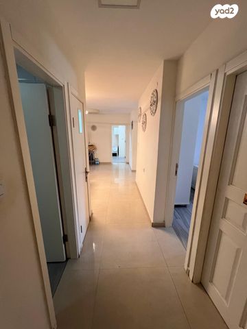 בית פרטי/ קוטג', החרוב 1, שקד