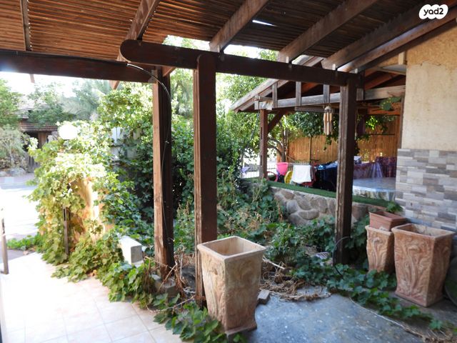 דו משפחתי, הצבעונים 11, גמלא, קצרין