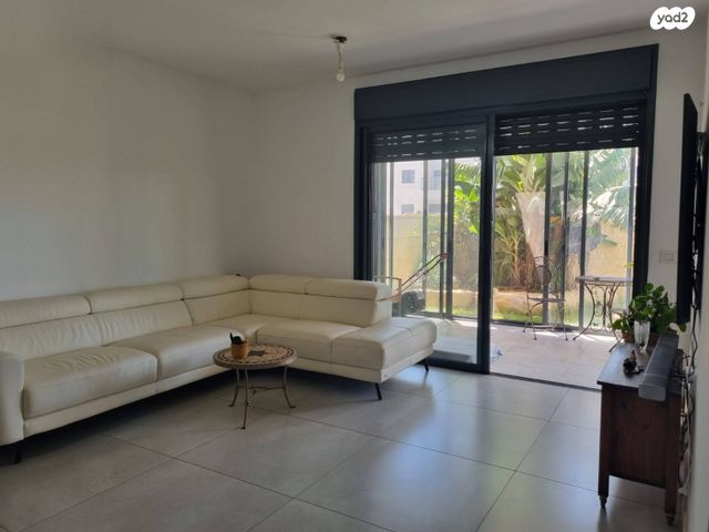 דירת גן, נרקיס 14, הפרחים, חריש