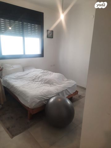 דירה, רות, חרוזים, רמת גן