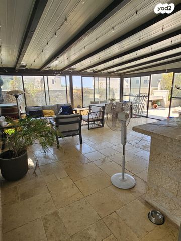 דו משפחתי, הר כתרון, הר כתרון, צור הדסה