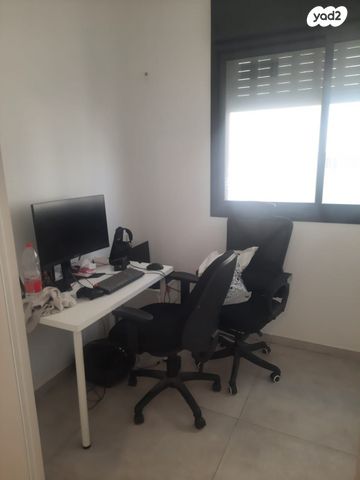 דירה, רות, חרוזים, רמת גן