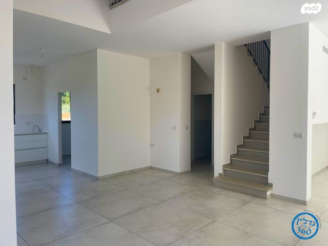 דו משפחתי, שאר העיר, זכרון יעקב