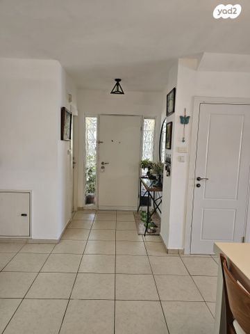 דו משפחתי, הר כתרון, הר כתרון, צור הדסה