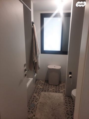 דירה, רות, חרוזים, רמת גן