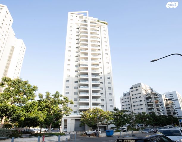 דירה, יעקב תמרי, חצרות המושבה, רחובות