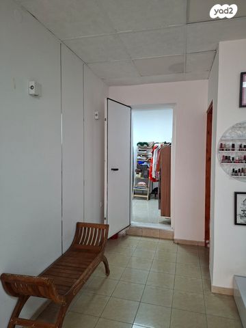 גג/ פנטהאוז, הגיבורים, מרכז העיר, חדרה