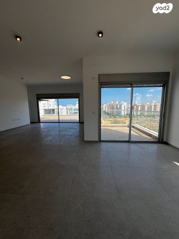 גג/ פנטהאוז, אורי אלמוג, קרית רבין, חולון