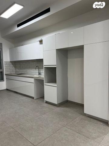 גג/ פנטהאוז, אורי אלמוג, קרית רבין, חולון