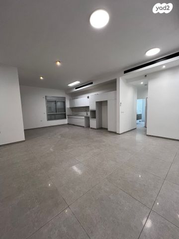 גג/ פנטהאוז, אורי אלמוג, קרית רבין, חולון