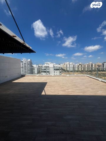 גג/ פנטהאוז, אורי אלמוג, קרית רבין, חולון