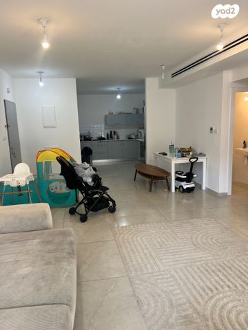 דירה, אריק איינשטיין, קרית רבין, חולון