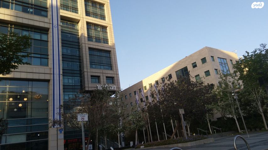 חנויות/ שטח מסחרי, ראול ולנברג, עתידים, אזור התעסוקה רמת החייל, תל אביב יפו