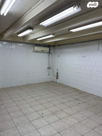 מחסנים, בורסה, רמת גן