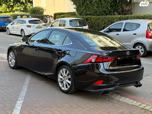 לקסוס IS