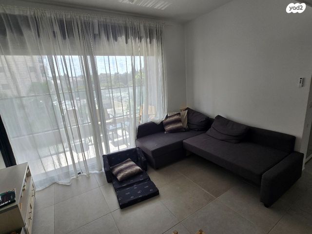 שולמית אלוני 13