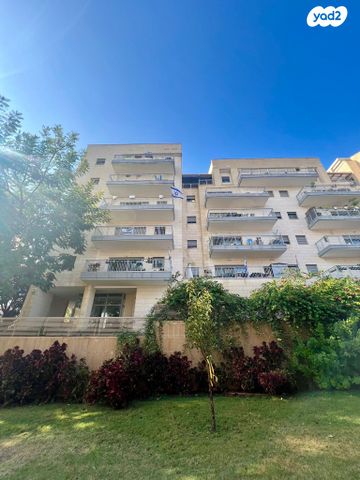 דירה, יהודה עמיחי, נווה זמר, רעננה