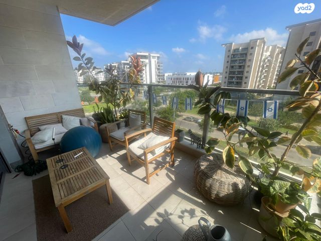 דירה, גדעון האוזנר, גליל ים (מתחם הכוכבים), הרצליה