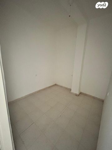 דירת גן, הרצליה, חיפה