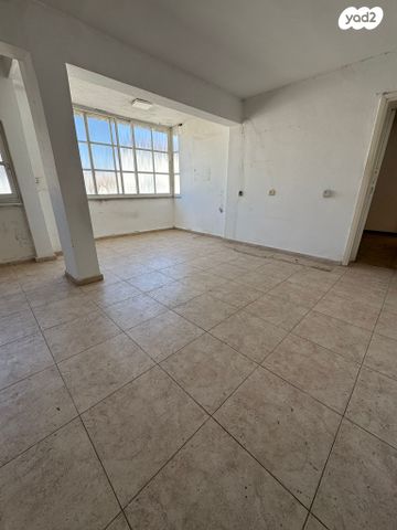 דירה, אברהם בן שושן, אברהם דנינו, בן גוריון, עכו