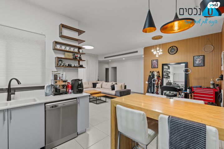 דירה, יגאל ידין, המגינים, מודיעין מכבים רעות