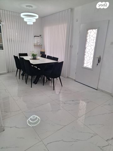 דו משפחתי, המצדים, המצדים, מעלה אדומים