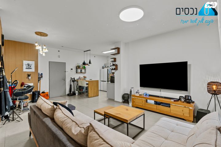 דירה, יגאל ידין, המגינים, מודיעין מכבים רעות