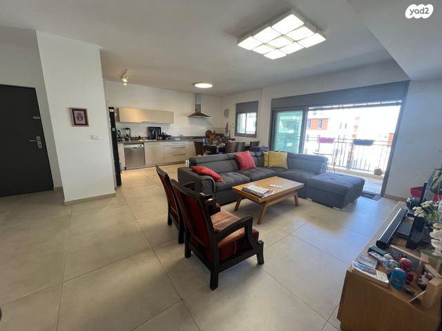 דירה, יהודה עמיחי, נווה זמר, רעננה