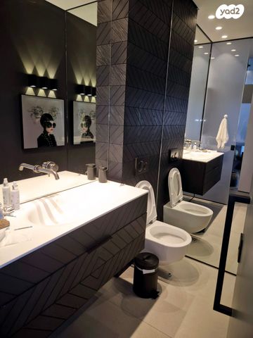 גג/ פנטהאוז, אריאל שרון 4, סיטי, גבעתיים