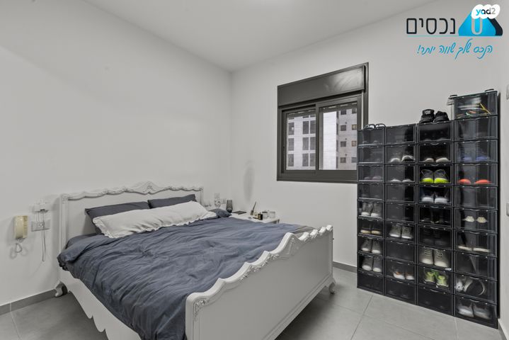 דירה, יגאל ידין, המגינים, מודיעין מכבים רעות