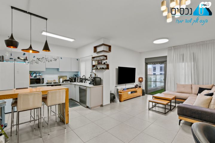 דירה, יגאל ידין, המגינים, מודיעין מכבים רעות