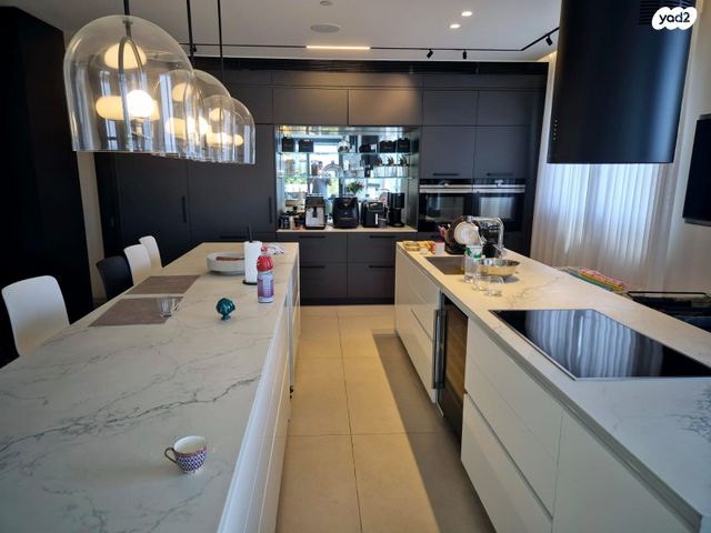 גג/ פנטהאוז, אריאל שרון 4, סיטי, גבעתיים