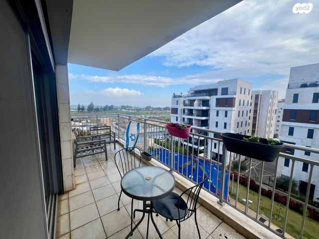 דירה, יהודה עמיחי, נווה זמר, רעננה