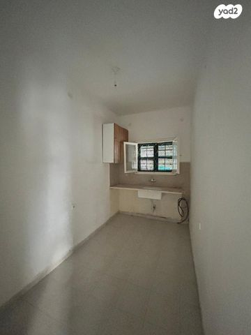 דירת גן, הרצליה, חיפה