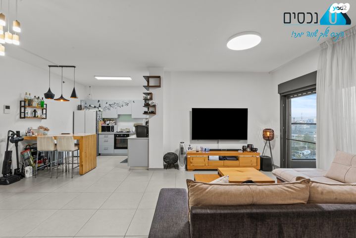 דירה, יגאל ידין, המגינים, מודיעין מכבים רעות