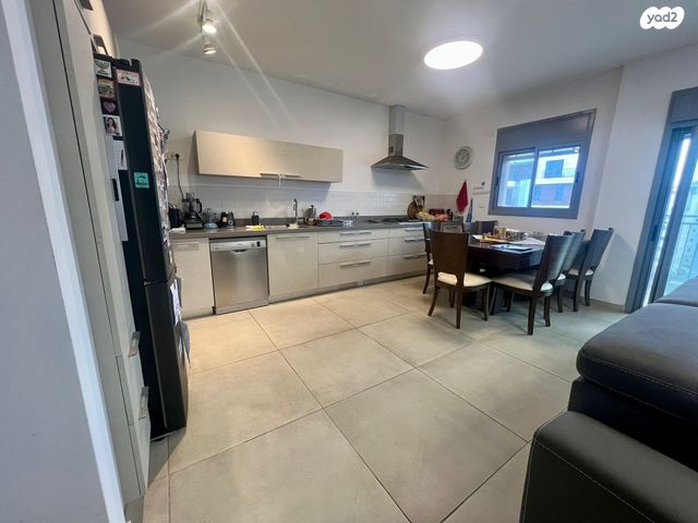 דירה, יהודה עמיחי, נווה זמר, רעננה