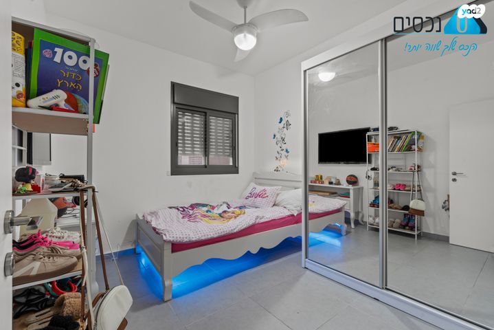 דירה, יגאל ידין, המגינים, מודיעין מכבים רעות