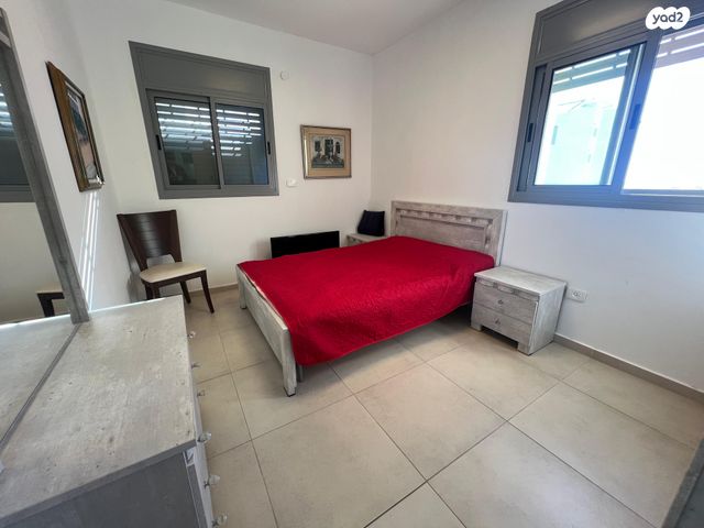 דירה, יהודה עמיחי, נווה זמר, רעננה