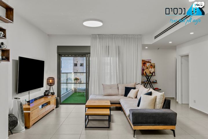 דירה, יגאל ידין, המגינים, מודיעין מכבים רעות