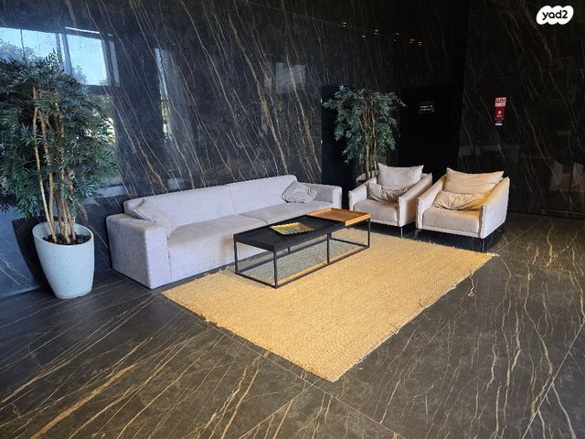 שולמית אלוני 13