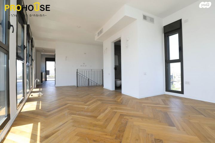 גג/ פנטהאוז, הרב יצחק ידידיה פרנקל, תל אביב יפו