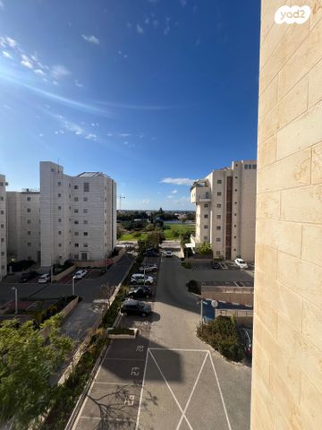 דירה, יהודה עמיחי, נווה זמר, רעננה