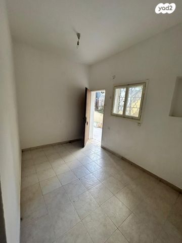 דירת גן, הרצליה, חיפה