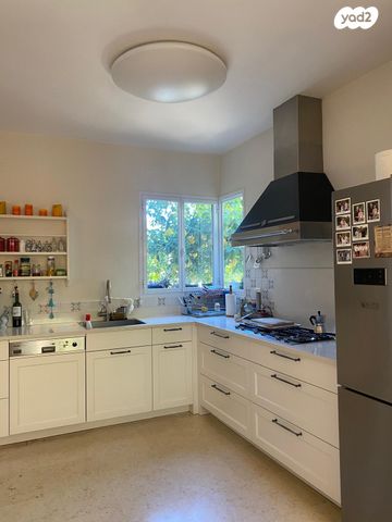 דו משפחתי, תל מונד