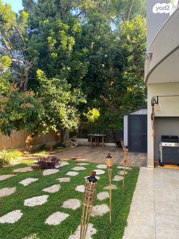 דו משפחתי, תל מונד