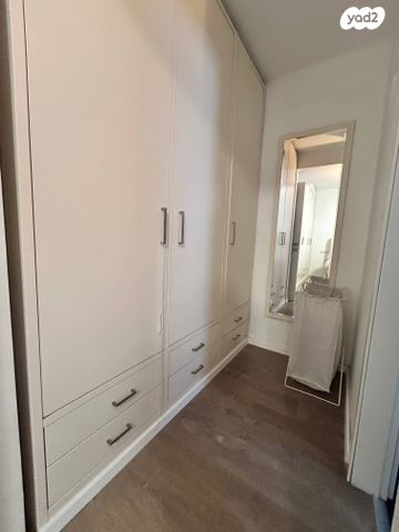 גג/ פנטהאוז, פולה בן גוריון, בנות חיל, ראשון לציון