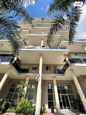 גג/ פנטהאוז, פולה בן גוריון, בנות חיל, ראשון לציון